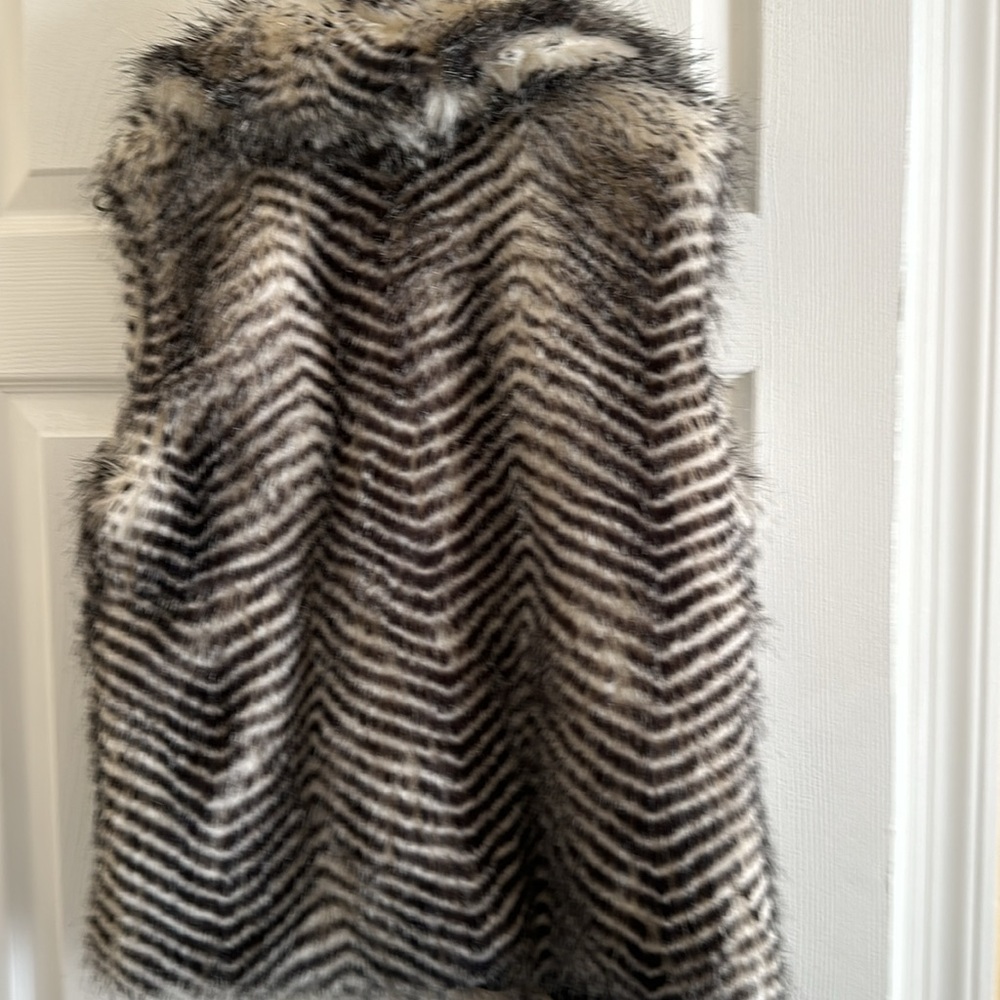 Jack Faux fur vest. Size M. Black and white   EUC - Picture 6 of 10